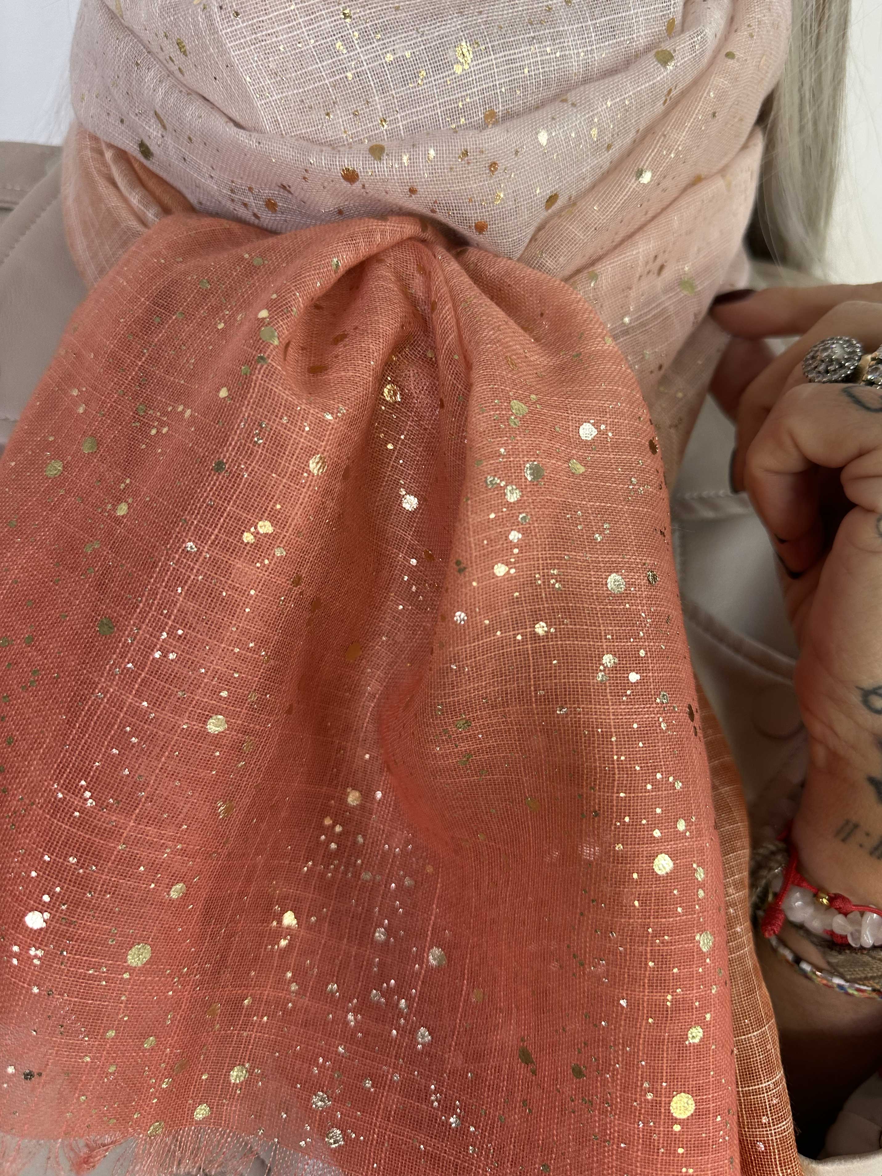 Eliza - Lätt scarf med gulddetaljer